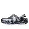Classic Lined Clog Açık Hava Sandaletleri “Marbled Beyaz Siyah”