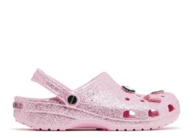 Mean Girls x Classic Clog ‘Çarşamba Günleri Pembe Giyeriz’