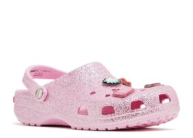 Mean Girls x Classic Clog ‘Çarşamba Günleri Pembe Giyeriz’